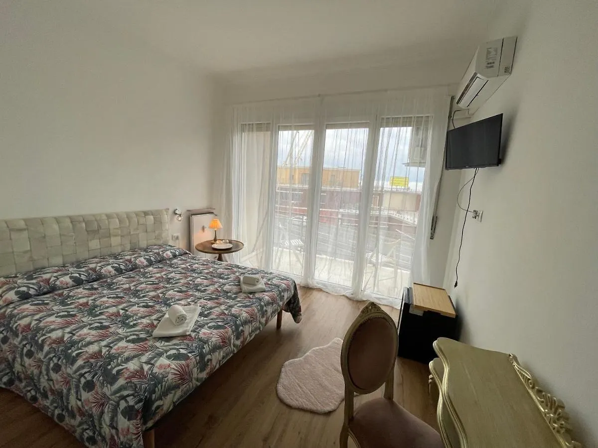 Cavour16 Rent Bedrooms Génova 3*,